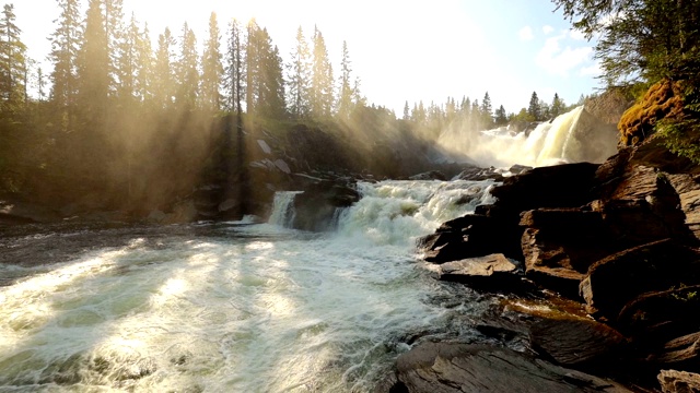 Jamtland西部的Ristafallet瀑布被列为瑞典最美丽的瀑布之一。视频下载