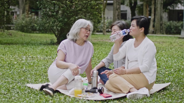 台湾资深女性在公园里放松视频素材