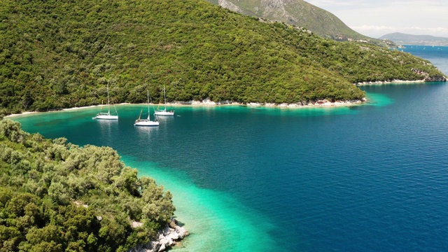 绿岛附近海湾的游艇。暑假，希腊，凯法洛尼亚视频下载