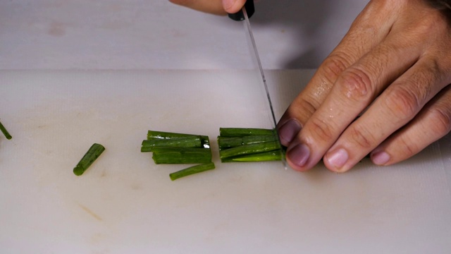 家庭厨房烹饪用的葱花。视频素材