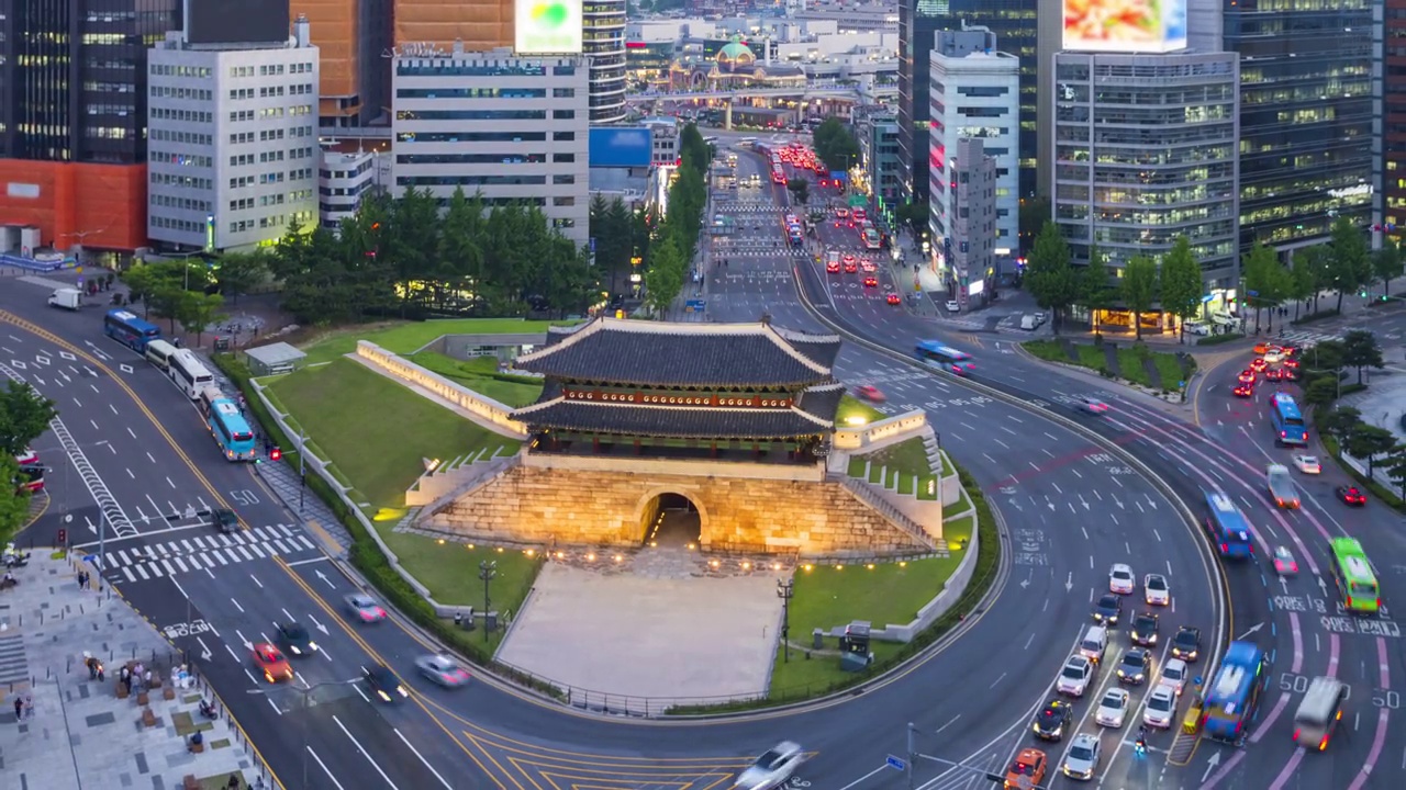 韩国，首尔市和南大门的夜间交通。间隔拍摄4 k视频下载