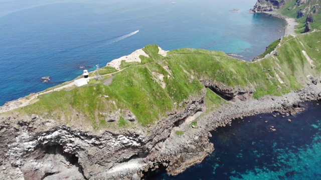 鸟瞰图的海角神尾在北海道无人机-美丽的Saitan蓝色的海和新鲜的绿色，从天空通过悬崖-视频下载