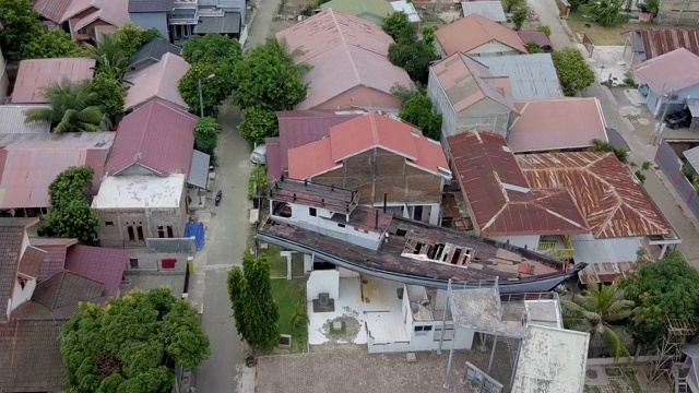 航拍到被困的船只撞毁房屋的村庄视频素材