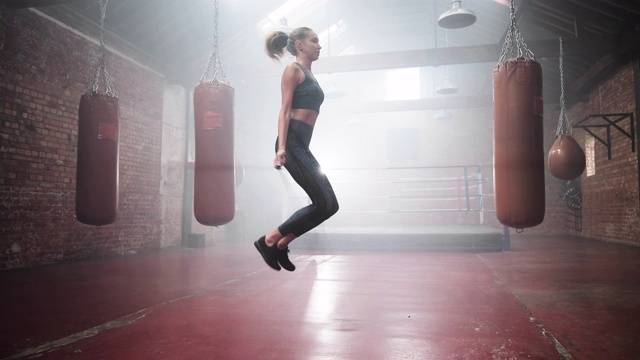 拳击俱乐部青年女子跳绳活动视频下载