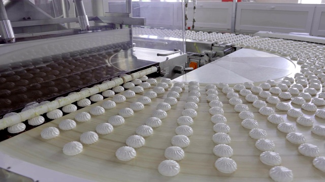 输送带用大量的白色棉花糖进入安装为巧克力涂层视频下载