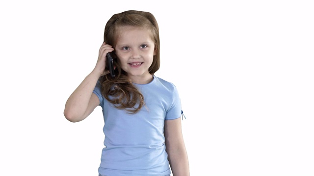 一个小女生在白色背景下用智能手机打电话视频素材
