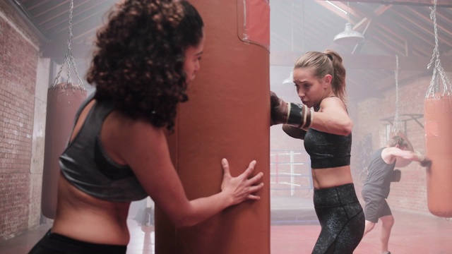 拳击健身班的女教练视频下载