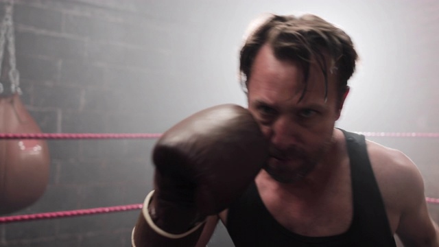 男拳击手对着镜头挥拳视频下载
