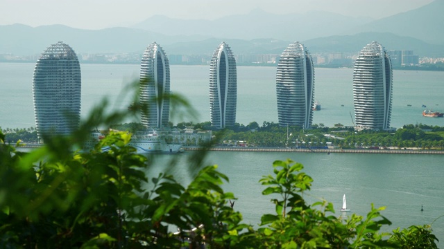 阳光明媚的一天三亚市著名的酒店综合体公园山顶全景4k海南中国视频素材