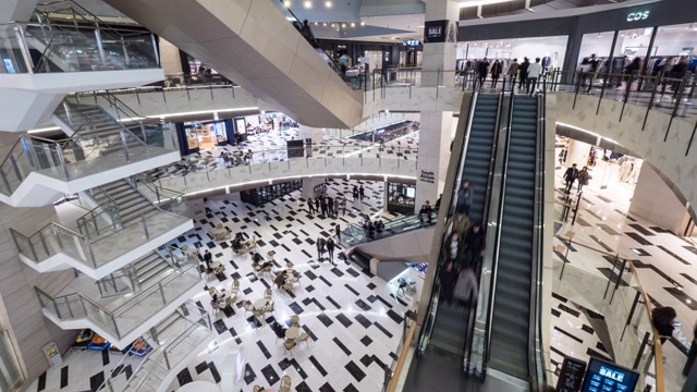在韩国首尔，Yeouido, IFC(首尔国际金融中心)购物中心内的购物者视频下载