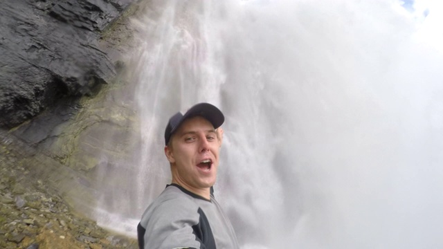 一名男子在罗布森山省公园的伯格湖步道罗布森河皇瀑布附近自拍。视频下载