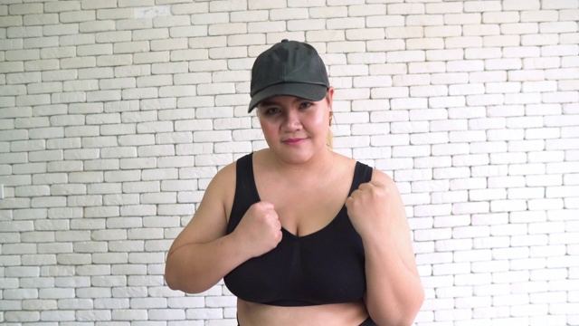泰国超重妇女对着镜头拳击锻炼视频下载