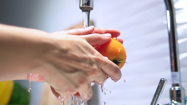 洗西红柿视频素材