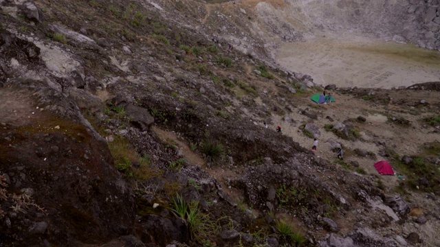 倾斜视角:美丽的自然火山口景观，西巴亚克火山山顶有许多帐篷视频下载