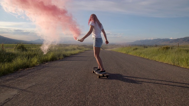 少女与粉红色的头发玩粉红色的烟雾视频素材
