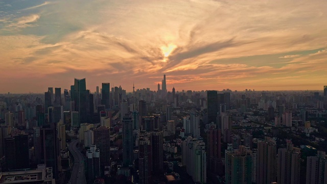4k无人机镜头:上海上空壮丽的日出视频素材