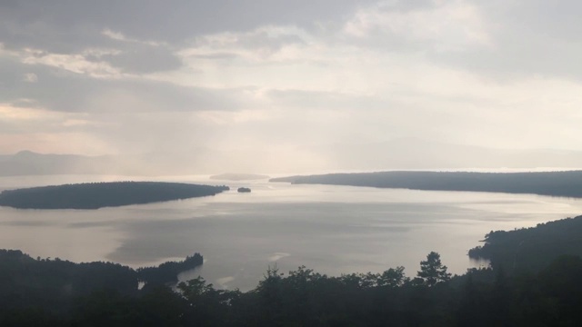阳光穿过云层在高地瞭望台在兰吉利，美国缅因州与穆斯洛克湖在视野视频素材