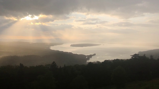 阳光穿过云层在高地瞭望台在兰吉利，美国缅因州与穆斯洛克湖在视野视频素材