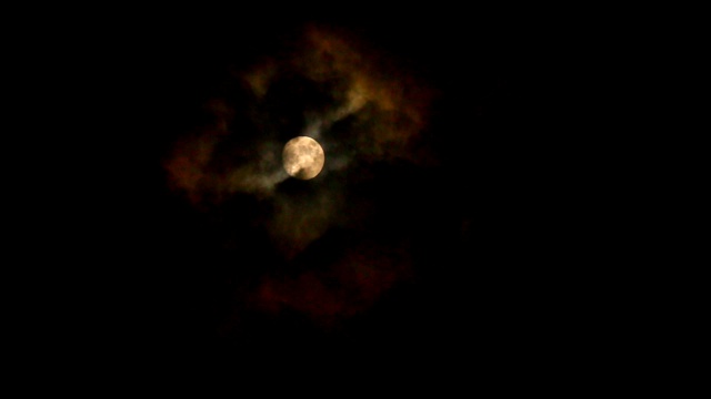 月亮和云的夜晚视频素材