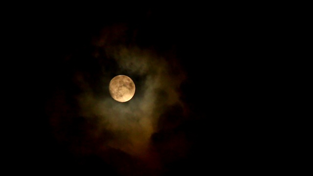 月亮和云的夜晚视频素材