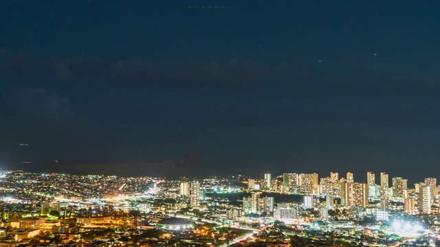 美国夏威夷，坦塔罗斯山，钻石头，奥豪的怀基基海滩，从日落到夜晚视频下载