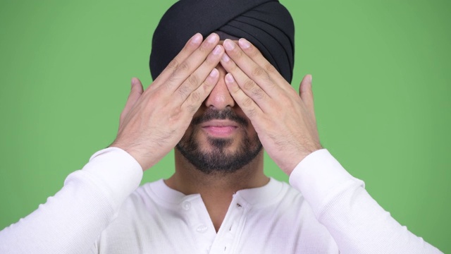 年轻英俊的长着胡子的印度男人的脸显示出看不见邪恶的概念视频下载