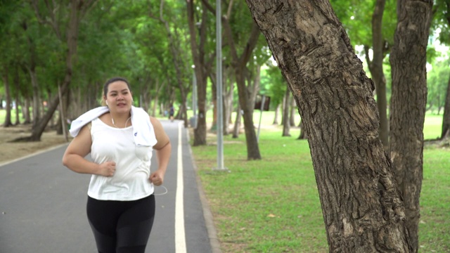 体型庞大的亚洲女人跑步视频素材
