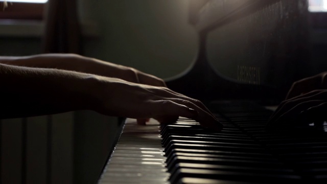 女子用手在钢琴上弹奏古典音乐，特写慢镜头视频素材