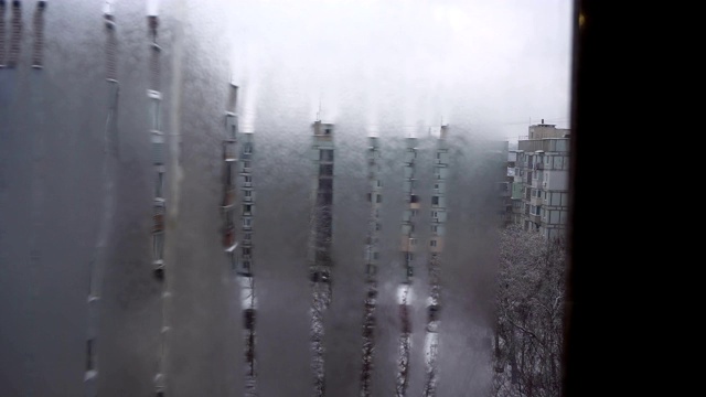 冬天窗户玻璃上结霜视频素材