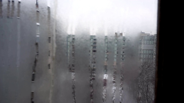 冬天窗户玻璃上结霜视频素材