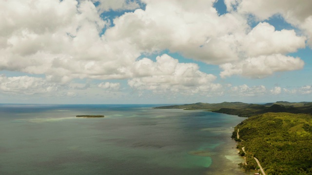 海景，蔚蓝的大海，云和岛屿的天空视频素材