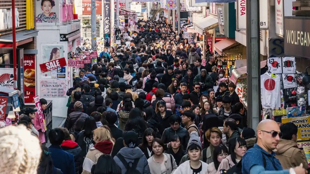 在日本东京市原宿站竹下街，一群未定义的人和游客在参观和享受最时尚的时尚。日本文化和购物区概念视频下载