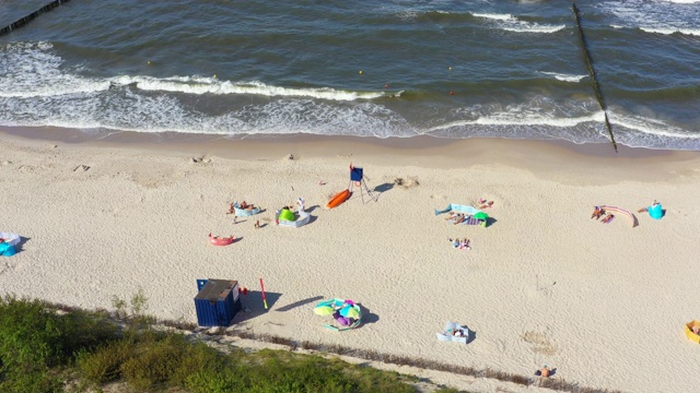 波兰Chalupy度假村的海滩。航拍视频。波罗的海。人们在毛巾上。视频下载