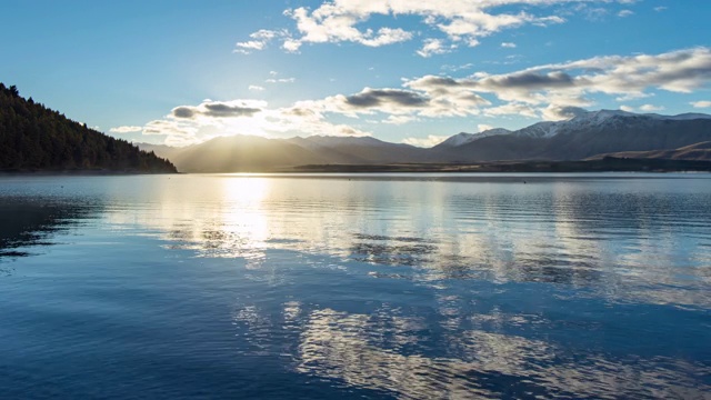美丽的日出湖特卡波，新西兰，时间流逝视频视频素材