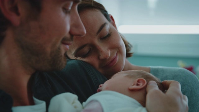微笑的夫妇和刚出生的婴儿在医院视频素材