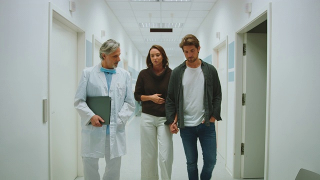 医生与夫妇在医院走廊讨论视频下载