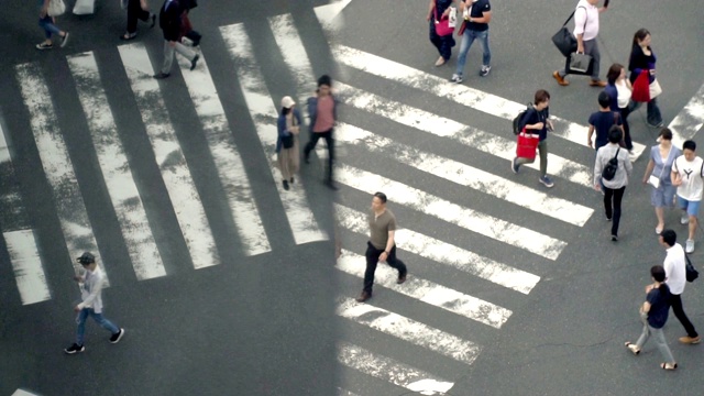 倒影SLO MO -行人在涉谷十字路口，日本东京视频素材