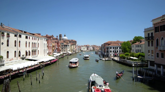 蔚蓝的天空，意大利威尼斯美丽的一天。有贡多拉和船只的运河。视频素材