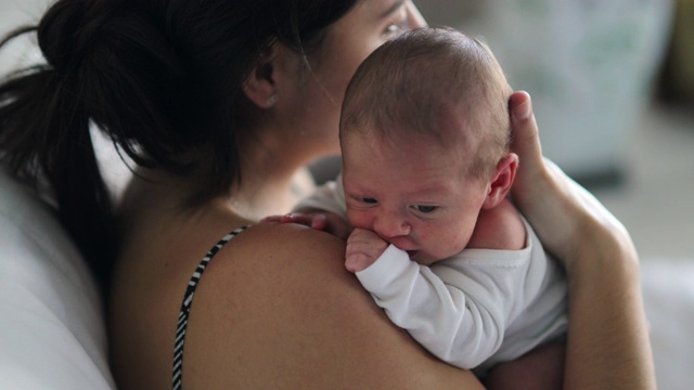 婴儿母亲在她生命的最初几天里把新生婴儿抱在怀里视频素材