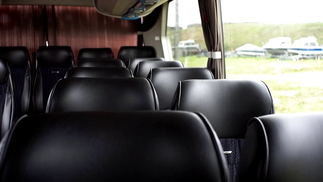 空的内部巴士皮革座椅视频素材