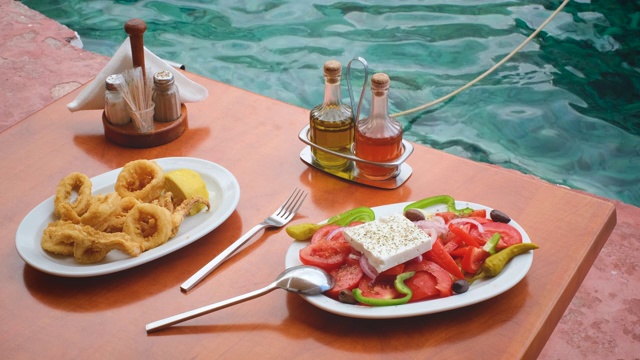 海滩上希腊餐厅的餐桌视频下载