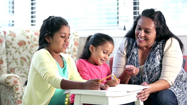 西班牙裔母亲带着女儿做作业视频下载