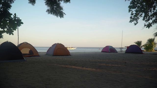 在热带海滩上露营用的帐篷视频素材