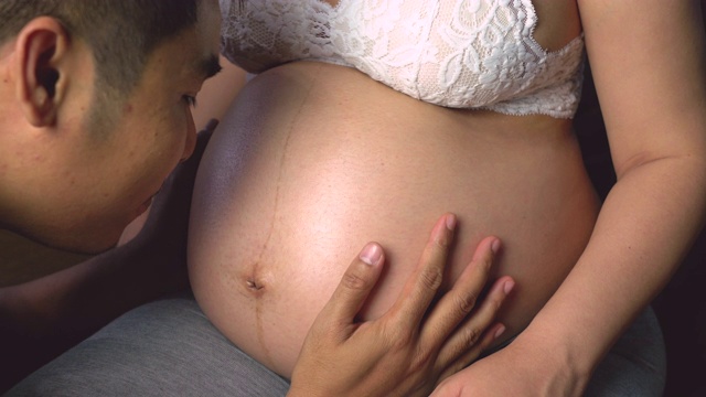 孕妇和父亲在玩胎儿。视频素材
