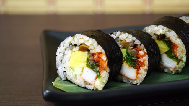 寿司卷配海带-日式料理风格视频素材