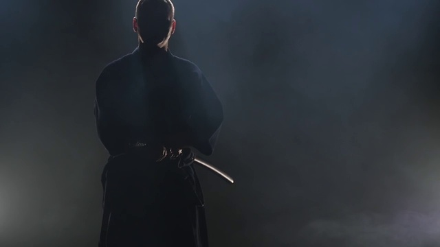 剑道教练用武士刀练习武术。慢动作视频下载