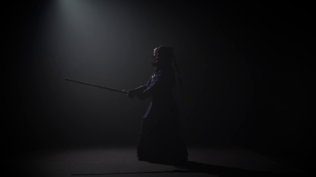 剑道武士用武士刀练武术，慢动作视频下载