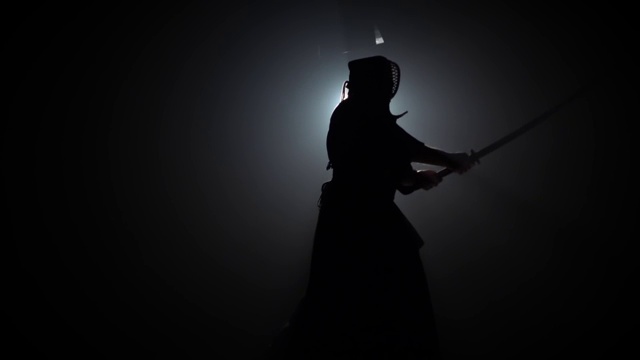 剪影剑道教练正在用武士刀练习武术。慢动作视频下载