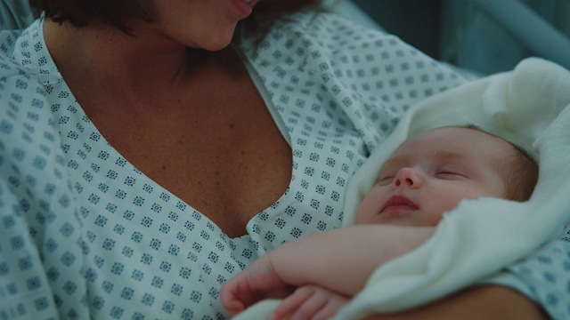 母亲在医院里羡慕熟睡的新生婴儿视频下载