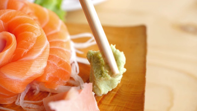 可供食用的三文鱼生鱼片，日本食物视频素材